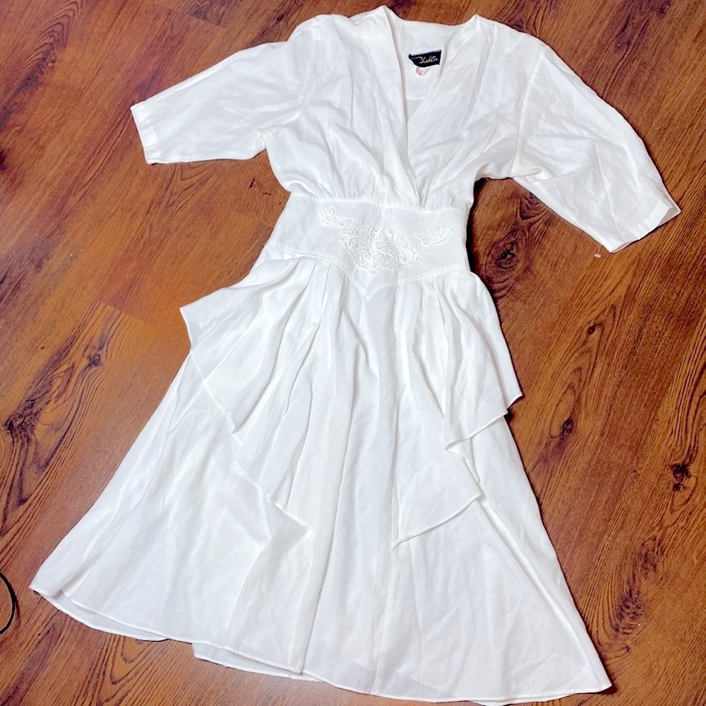 🌹 Chablis 🌹 Elegant 80s White Vintage Women's Dress w/ Floral Embroidery Waist